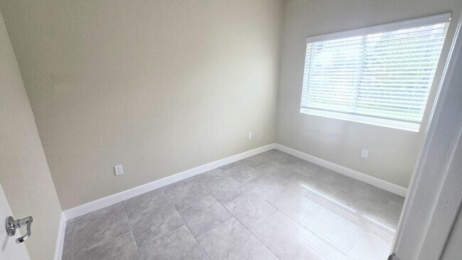 Building Photo - 4957 Serafica Dr