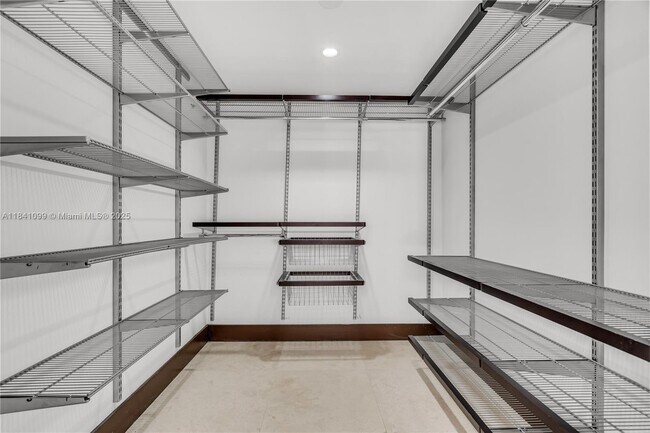 Building Photo - 540 Brickell Key Dr