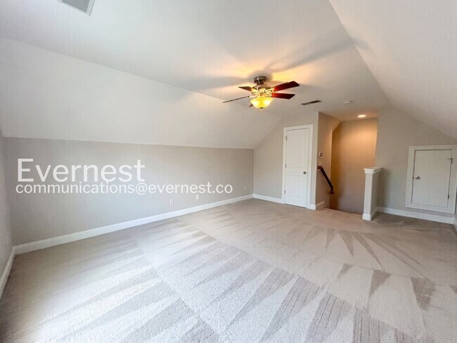 Building Photo - 3-Bed/2-Bath Home with Fireplace and 2-Car Garage/Available Now!