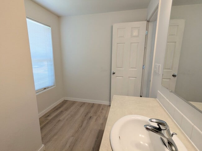 Building Photo - Comfort Meets Convenience in this Dog-Frie...