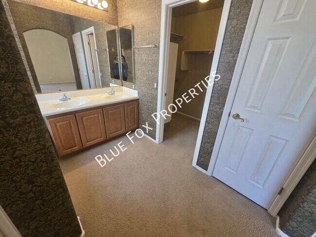 Building Photo - 6078 N Panorama Park Dr