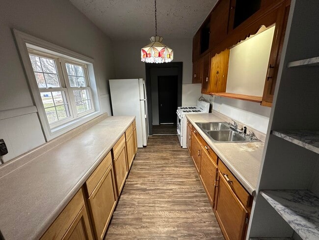 Building Photo - 939 Cunningham-