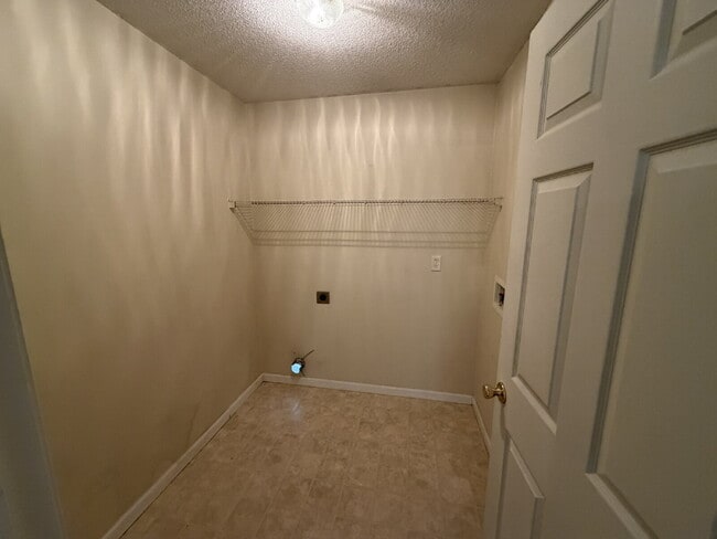 Building Photo - Apartment For Rent