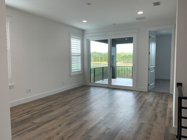 Building Photo - End Unit 3 bedroom Townhome