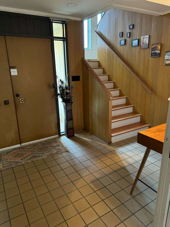 Building Photo - 305 Indian Creek Dr E