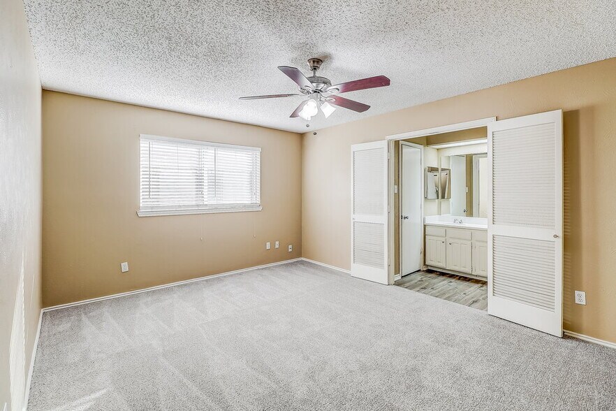 Building Photo - 1350 Greenbriar Ln