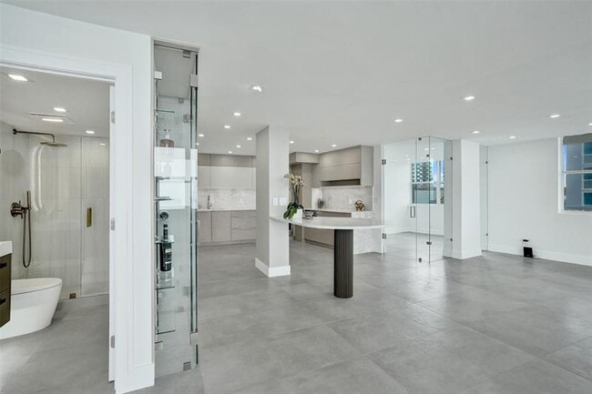 Building Photo - 209 N Fort Lauderdale Beach Blvd