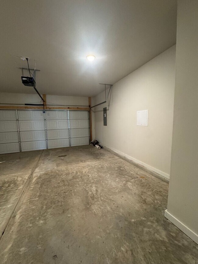 Building Photo - Spacious 3-Bedroom Home with Loft – Minute...