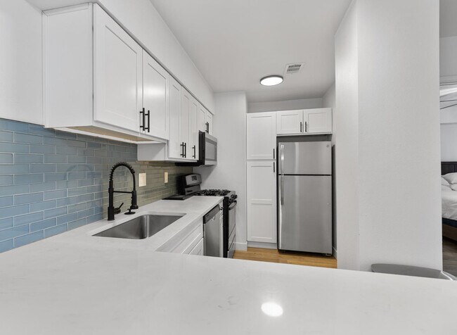 Building Photo - 302 E Monte Vista Rd