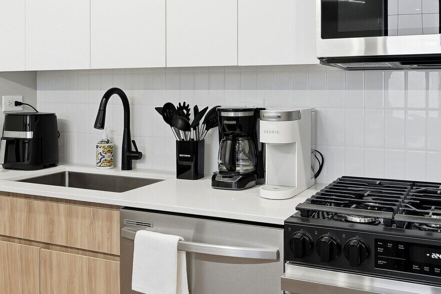 Building Photo - 6044 N Winthrop Ave