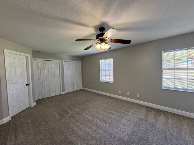 Building Photo - Gorgeous and Beautifully Maintained 3/2 Home on Close to an Acre