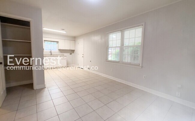 Building Photo - Cozy Home with Fenced Yard and Parking. / 3 Bed & 1 Bath / Availability Now!