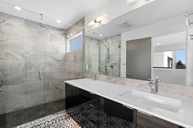 Building Photo - Fresh, Air-Conditioned Standalone Townhome in Coveted Lincoln Park