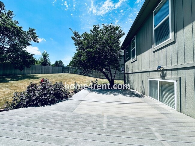 Building Photo - Four Bedroom Olathe Home in a Quiet Neighb...
