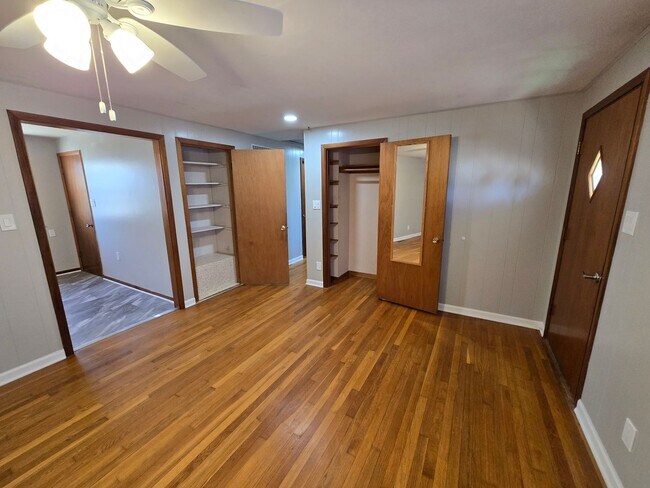 Building Photo - 3-4 bedroom ranch with attached garage, fe...