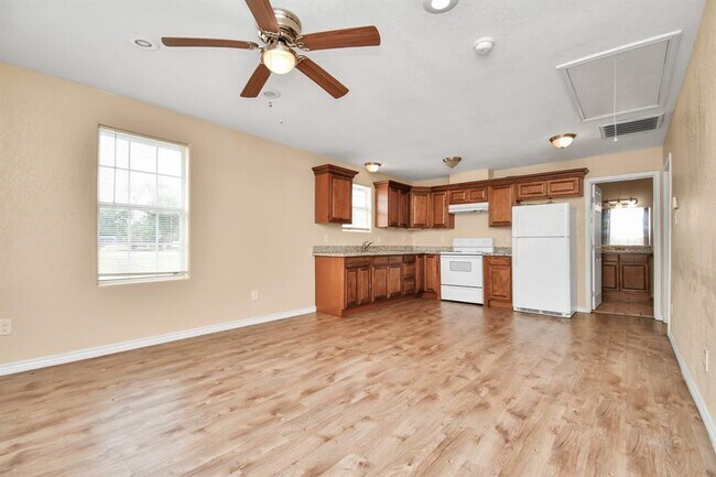 Building Photo - 706 Harris Ave