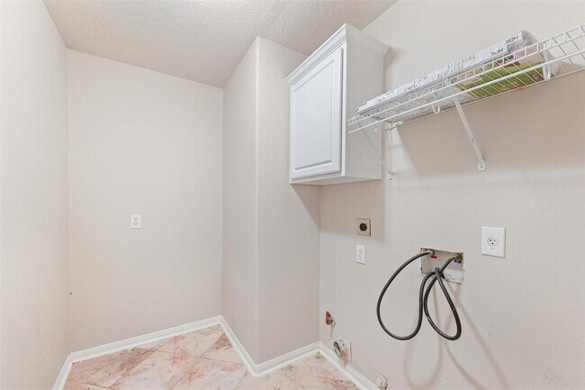 Building Photo - 6803 Rhodes Ct