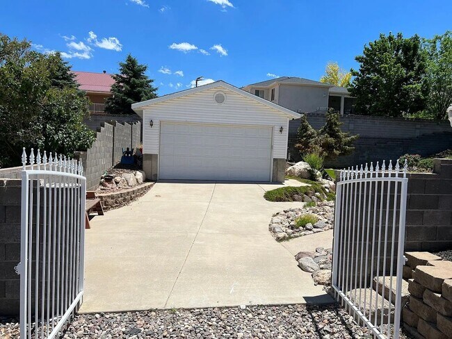 Building Photo - 2167 Cedar Hills Dr