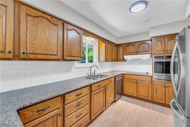 Building Photo - 1183 Romayne Dr
