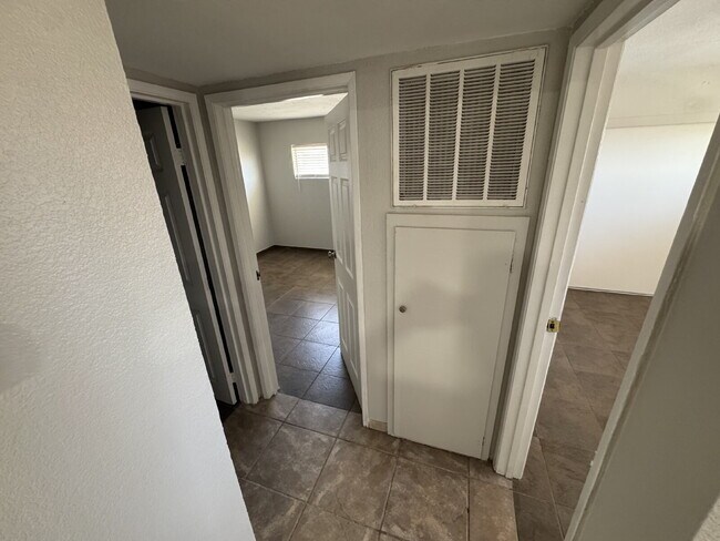 Building Photo - Ideal 2nd floor unit refreshed and ready to lease!