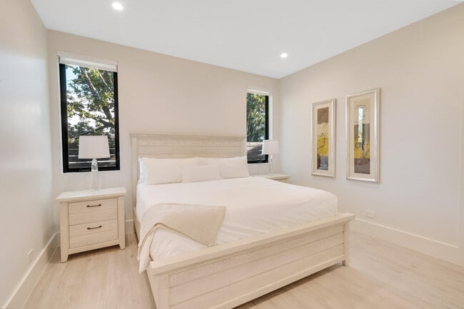 Building Photo - 4011 Bayview Dr