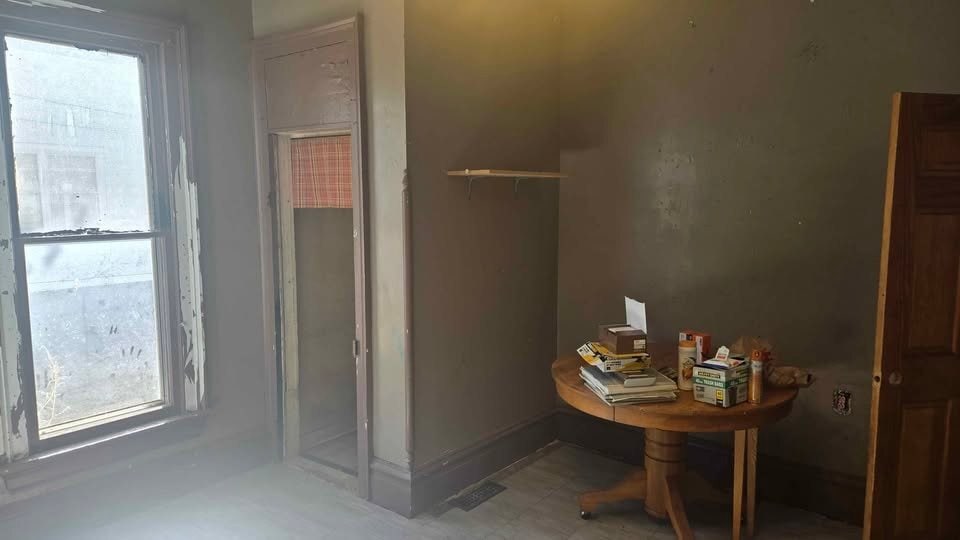 Building Photo - 222 S Broadway St