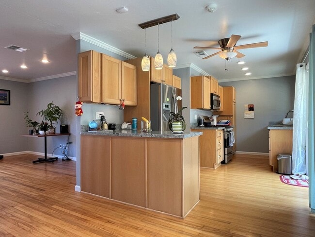 Building Photo - Gorgeous three bedroom two bathroom home with large backyard for rent!