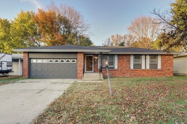 Primary Photo - 3 Bedroom | 2 Bathroom | 2 Car Garage | Springfield MO | Fenced Back Yard!