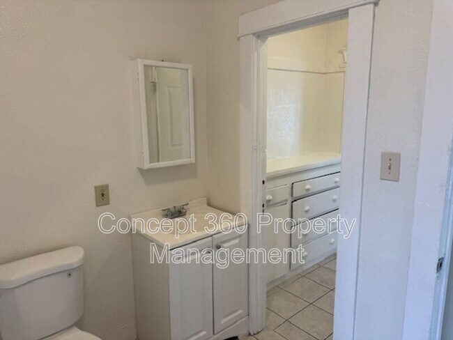 Building Photo - 758 Cerritos Ave