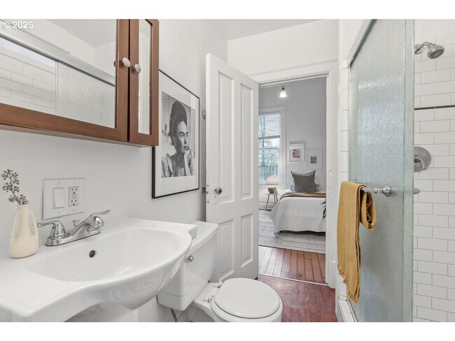 Building Photo - 2Bd/1Ba + Bonus Room Located in the Popula...