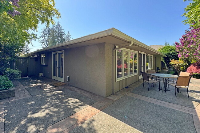Building Photo - 10632 NE 47th Pl