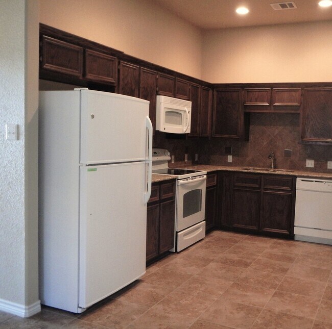 Building Photo - 3/2 duplex close to Clear Creek Gate viewable 8/05/2026