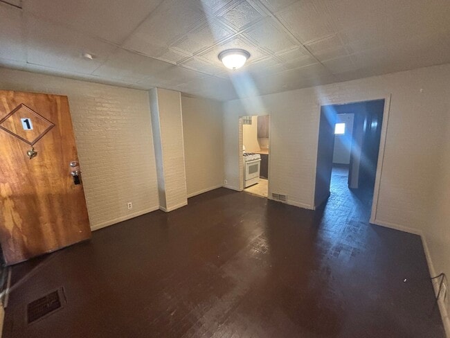 Building Photo - Sweet Single Story Swissvale Living!