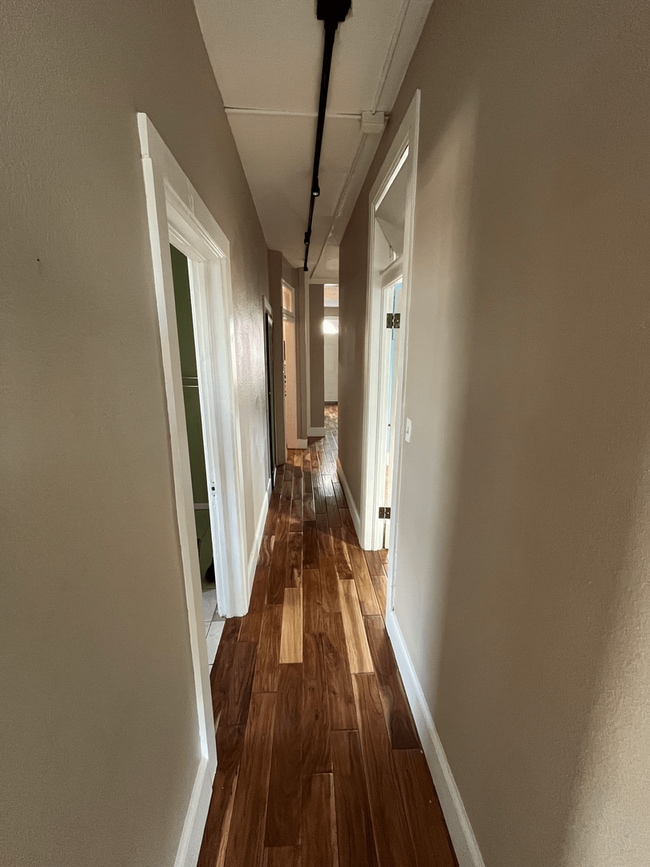 Building Photo - Beautiful 2 bed 1 bath in unit W/D, renovated kitchen, walkablitiy!