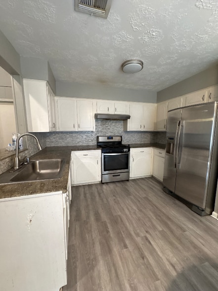 Building Photo - 318 Elm St