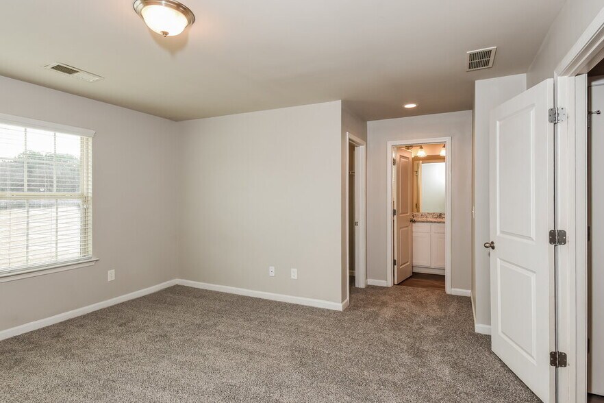 Building Photo - 180 Chandler Trce