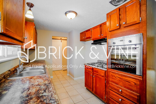 Building Photo - 7027 Lemert Ln