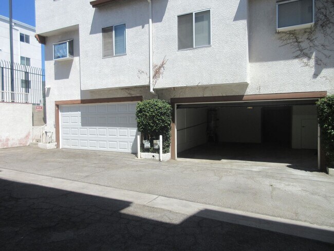 Building Photo - Wonderful townhouse on Glenoaks!