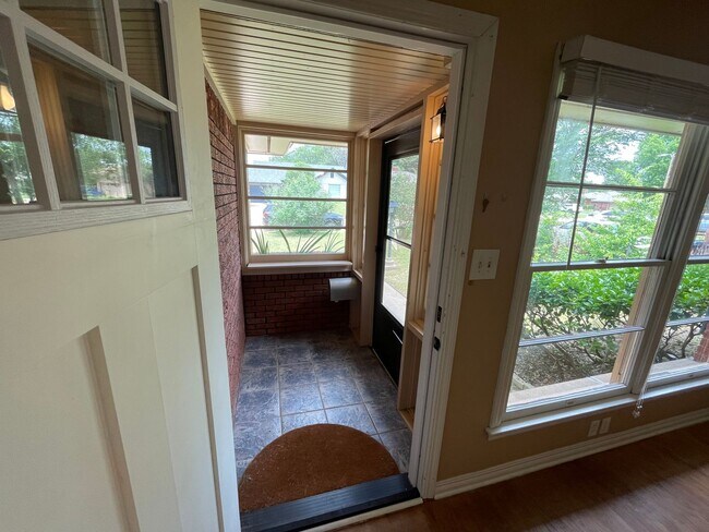 Building Photo - 4 bed 2 bath 2 car, Great Character and st...