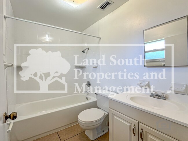 Building Photo - 2527 Crystal Lake Acres Dr