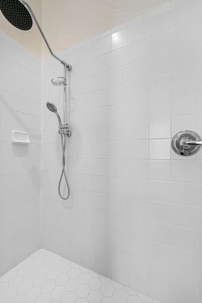 Building Photo - Exquisite Huntington Hills Golf and Countr...