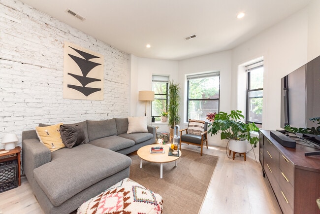 Building Photo - 1336 W Bryn Mawr Ave