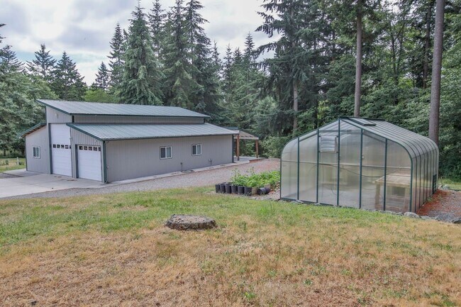 Building Photo - Country Home on Acreage and Pet Friendly!