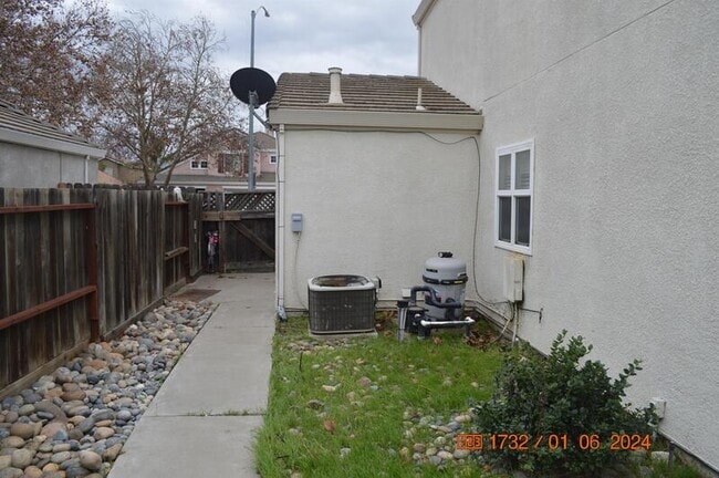 Building Photo - 1561 Spring Ct