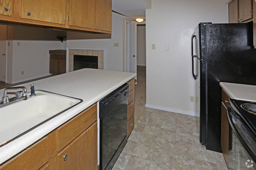 1BR, 1BA - 1A, 595 SF Kitchen - Courts at Waterford