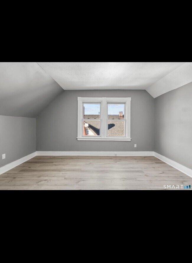 Building Photo - 362 Sigourney St