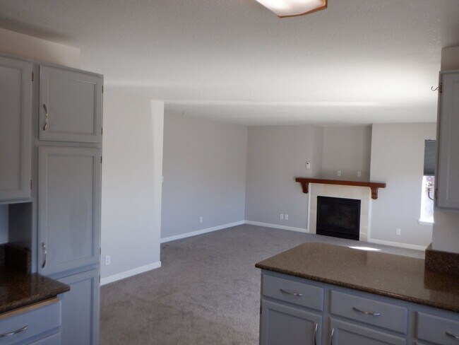Building Photo - 3 Bed/2.5 Bath NE Bend Single Family Home with Hot Tub