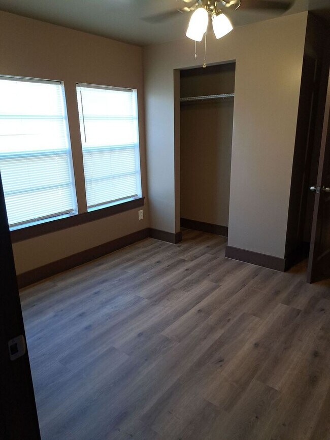 Building Photo - 523 E 8th St