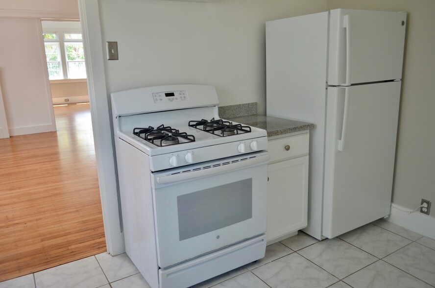 gas stove - 568 Merrimac St