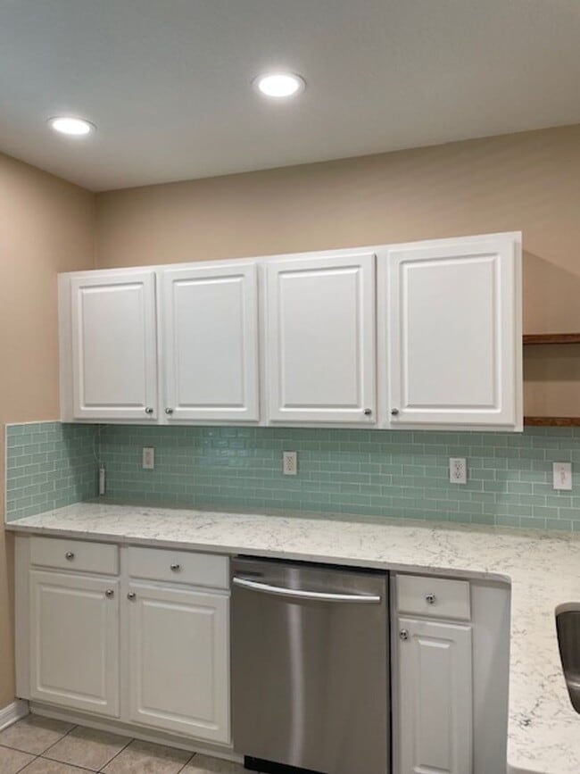 Building Photo - 2 Bedroom 2 1/2 Bath Townhouse in ST, next to MacDill Air Force Base